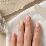 Ongles 2026 tendance : rose laiteux, butter yellow, ongles courts