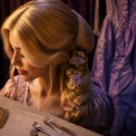 Perruque raiponce blonde extra-longue en studio, gros plan