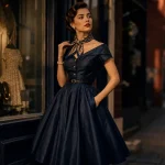 Tenue femme vintage : robe années 50 devant vitrine urbaine