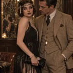 Annees 20 tenues : robe Charleston noire et costume tweed Gatsby Chic