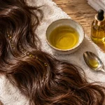 huile d olive masque cheveux sur mi-longueurs, gouttes d’huile brillantes