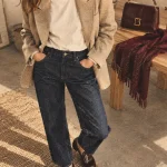 Style casual chic femme : jean brut, tee-shirt blanc, blazer beige, mocassins