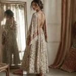 Tenue hippies femme : robe fluide hippie fleurie et sandales