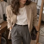 Tenue chic femme bureau au mariage : blazer beige, pantalon gris, style Casual Chic